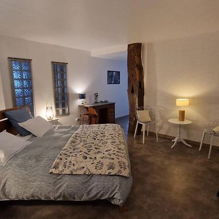 Domaine Le Puits Du Moulin Panzió Comberjon Kültér fotó