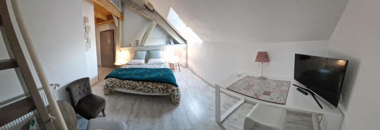 Domaine Le Puits Du Moulin Panzió Comberjon Kültér fotó
